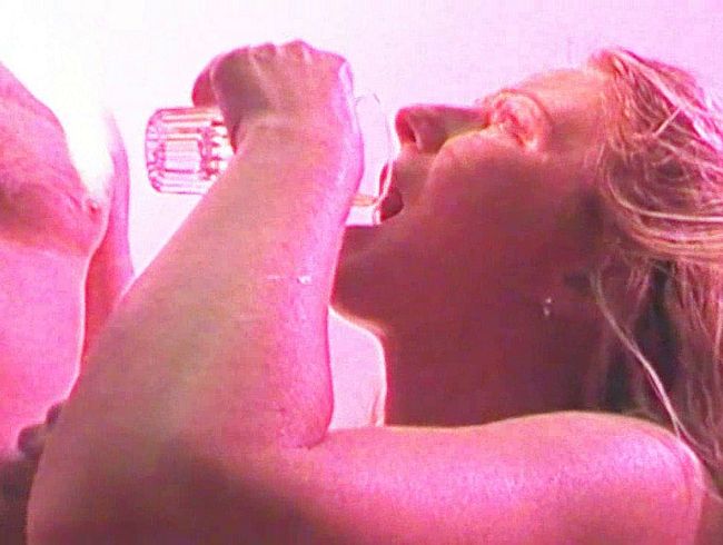 Trinke Pisse aus nem Glas im Pornokino