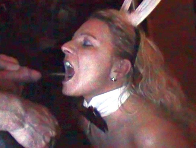 Blas-Schluck- und Fickhase Rosella im Lokal Teil3